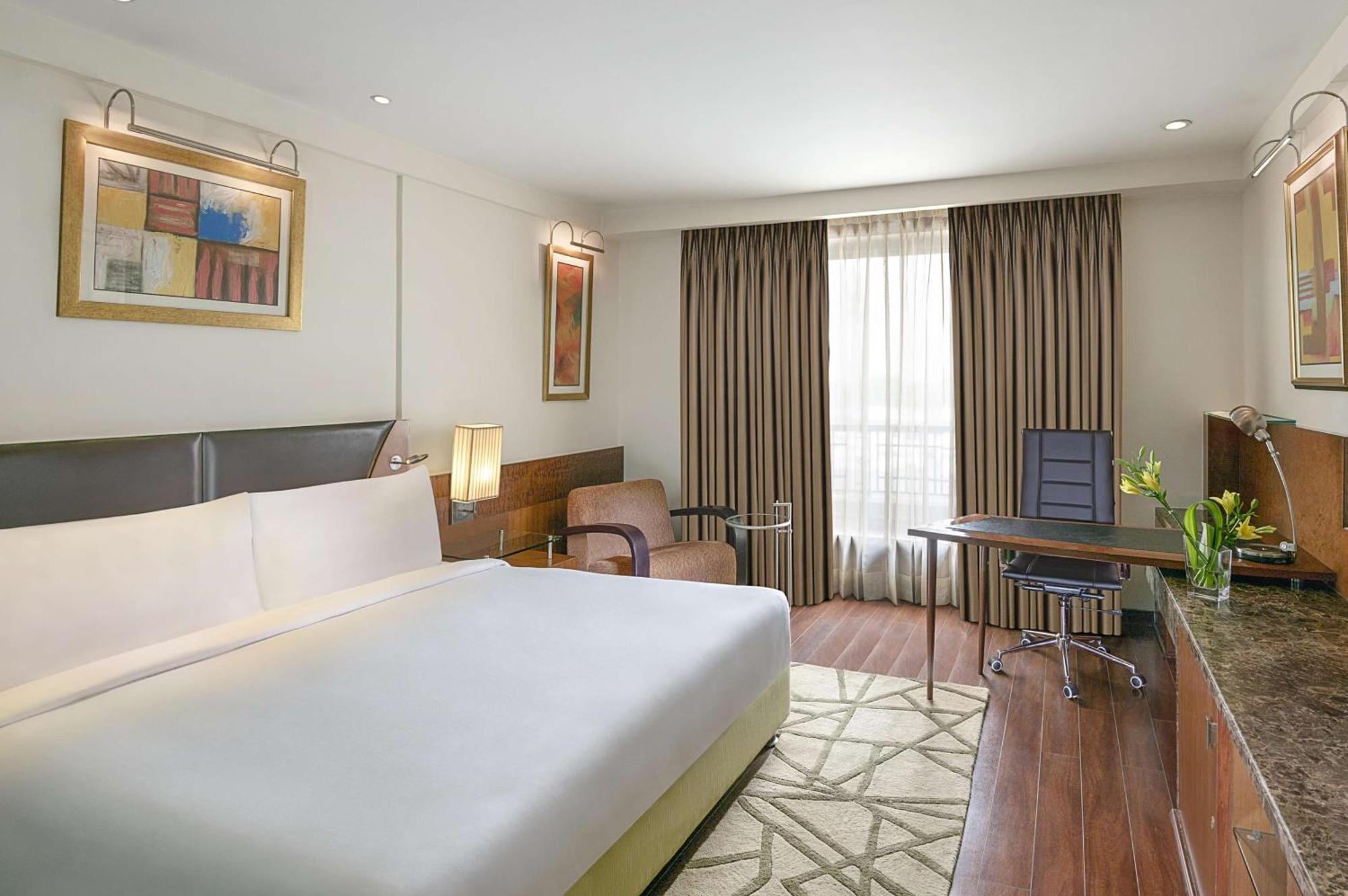 Hotel Radisson Blu Plaza Delhi Airport 5*